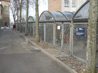 Figura 2: parcheggio sotto chiave, con recinto e tettoia (Roskilde, Danimarca)